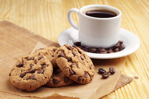 Taza de café y galletas de chocolate en la mesa