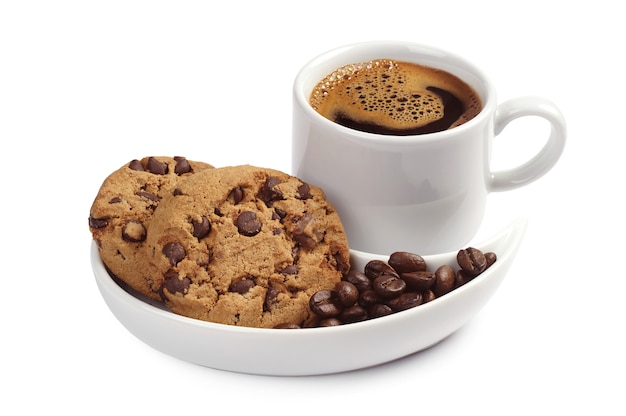 Taza de café con galletas de chocolate sobre fondo blanco.