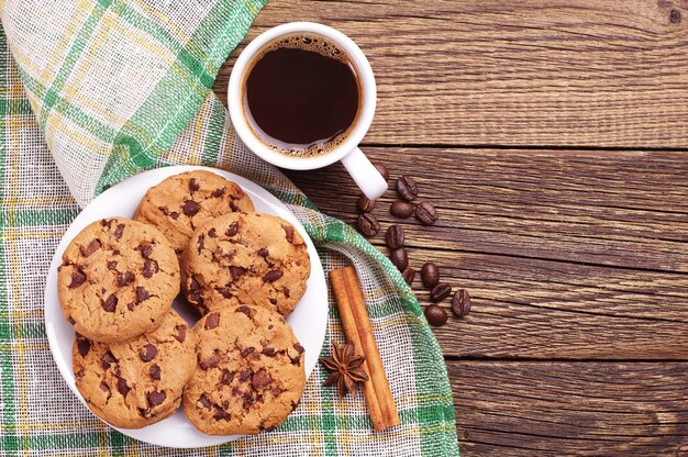Taza de café y galletas de chocolate