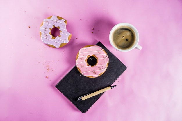 taza de café y galletas donut con recubrimiento de azúcar