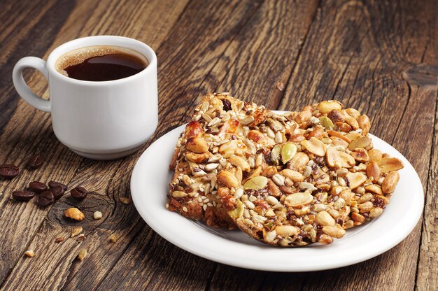 Taza de café y galletas dulces con nueces