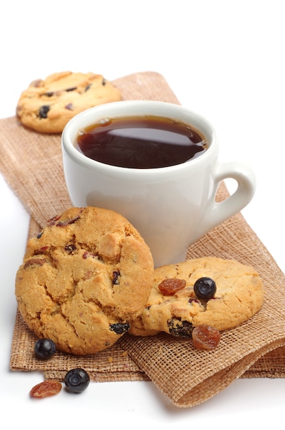 Taza de café y galletas dulces con pasas y arándanos