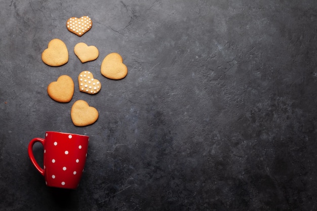 Taza de café y galletas en forma de corazón