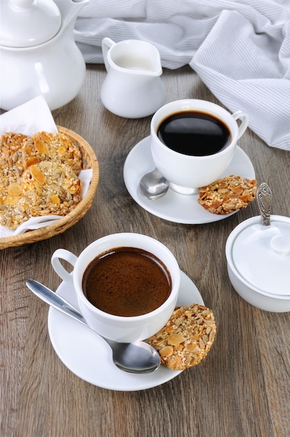Una taza de café con galletas sin gluten de cereales en la mesa de café. Es hora de dar un mordisco