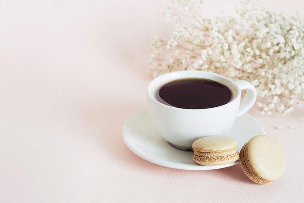 Taza de café con galletas de macarons de café francés. Concepto de mañana de vacaciones.