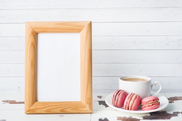 Taza de café y galletas de macarrones en un plato