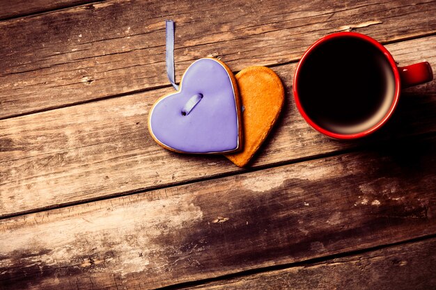 Taza de café y galletas en la madera marrón