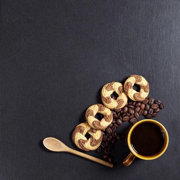 Taza de café y galletas de mantequilla