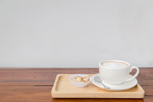 taza de café y galletas en la mesa de madera