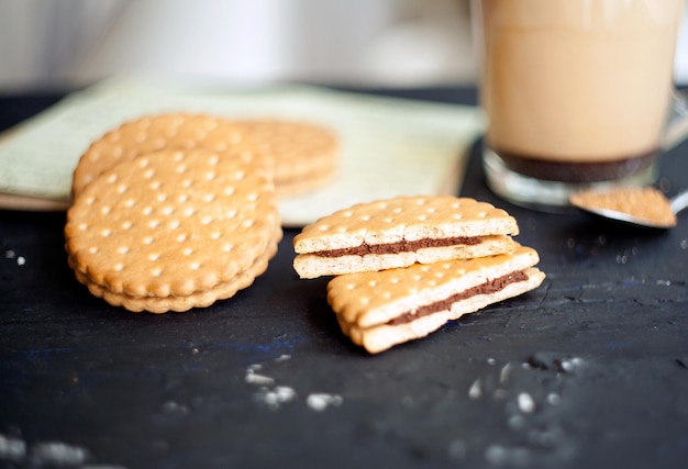 Foto taza de café con galletas y shugar marrón postre dulce cerrar taza de café con leche recién hecho