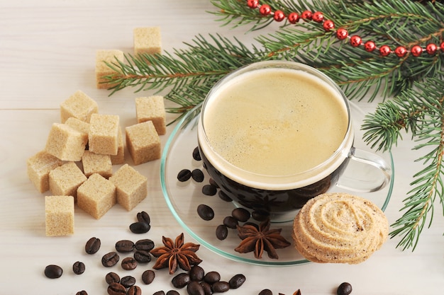 Taza de café con galletas en una superficie navideña