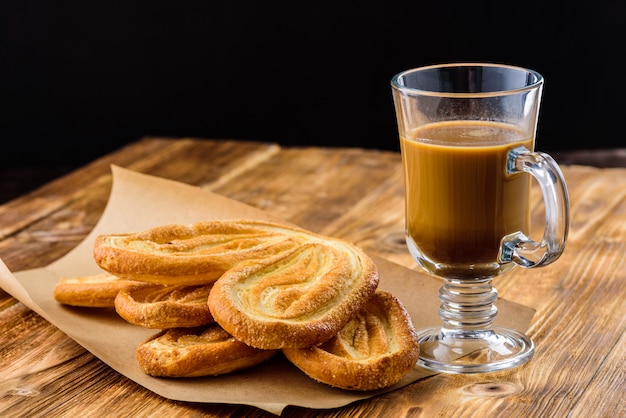 Taza de cafe y galletas