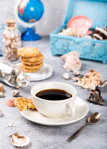 Taza de cafe con galletas