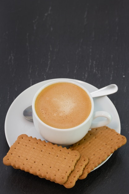 Taza de cafe con galletas