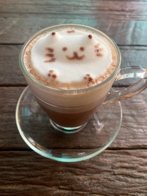 Una taza de café con un gato encima.