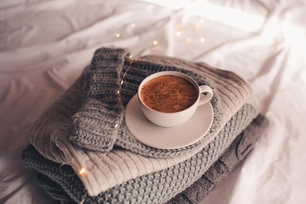 Taza de café en géneros de punto de cerca. Temporada de vacaciones de invierno. Buenos días.