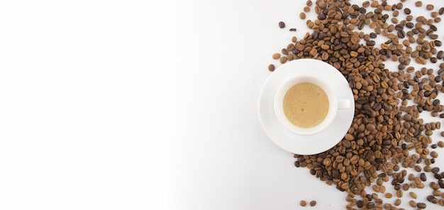 Taza de café y granos de café en blanco