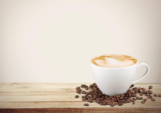 Taza de café y granos de café en el fondo