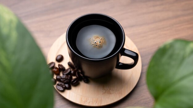 Una taza de café con granos de café en una mesa de madera