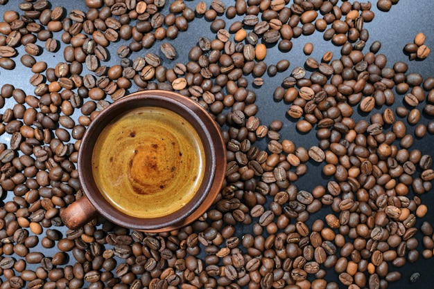 Una taza de café con granos de café en la mesa Vista superior