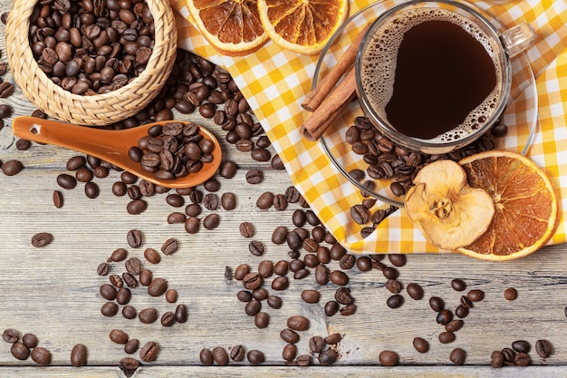 Taza De Café Y Granos De Café En La Mesa.