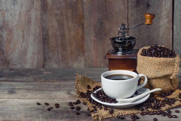 Taza de café y granos de café en la mesa