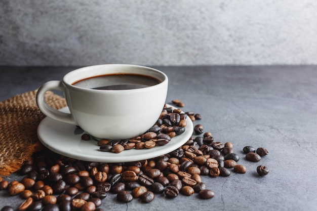 Taza de café y granos de café en la mesa