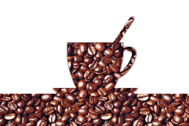 Taza de café y granos de café sobre fondo blanco.