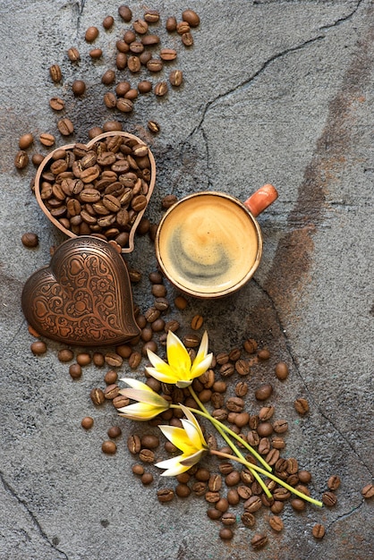 Taza de café y granos de café sobre un fondo gris Vista superior