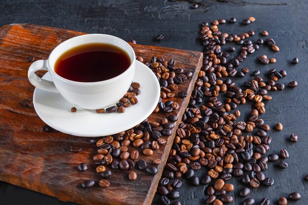 Taza de café y granos de café tostados