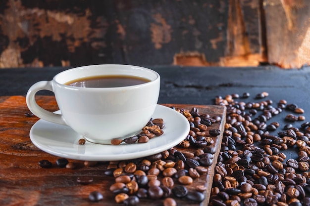 Taza de café y granos de café tostados