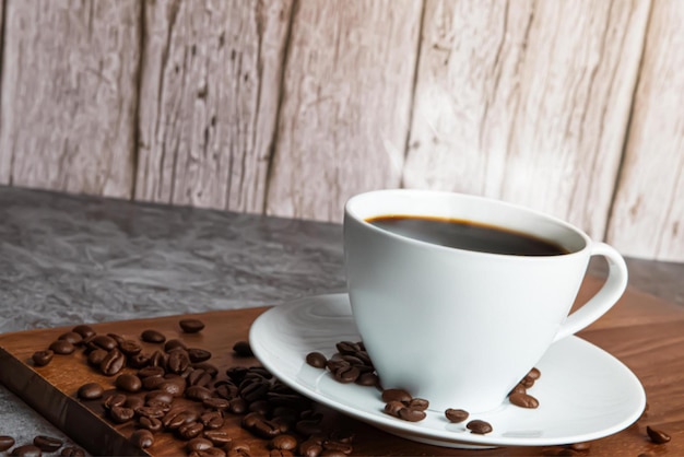 Taza de café y granos de café en un viejo fondo de madera