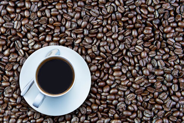 Taza de café y granos de café.