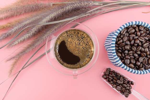 Taza de café en granos de café