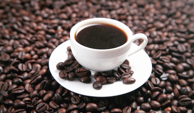 Taza de café y granos de café.