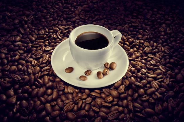 Taza de café y granos de café.