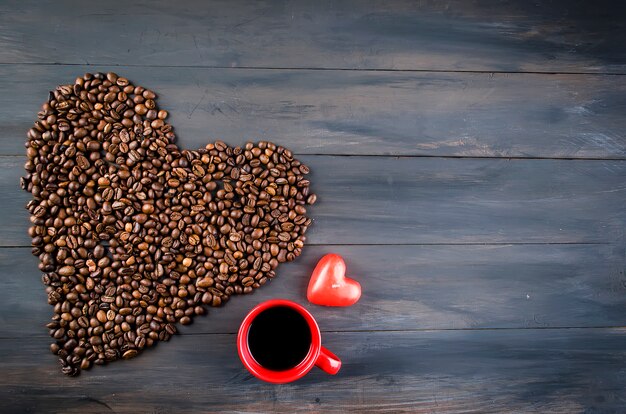 Taza de café y granos de café.