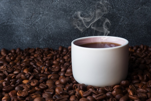 Taza de café y granos de café.