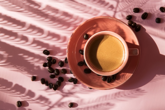 Taza de café con granos de café.