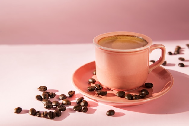 Taza de café con granos de café.