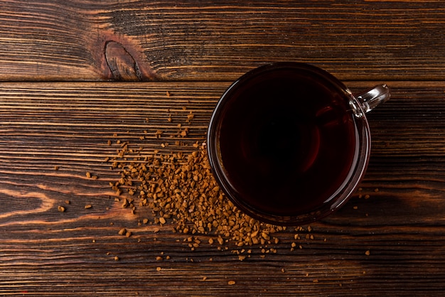 taza de café con gránulos en la mesa