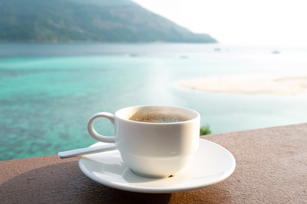 Taza de café con hermosa playa en verano. Concepto de viaje, vacaciones y vacaciones. Paisaje de la naturaleza en la isla de Lipe en Tailandia