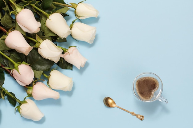 Taza de café con hermosas rosas blancas Concepto de dar un regalo en vacaciones Vista superior