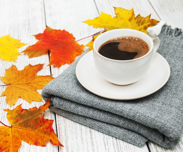 Taza de café y hojas de otoño