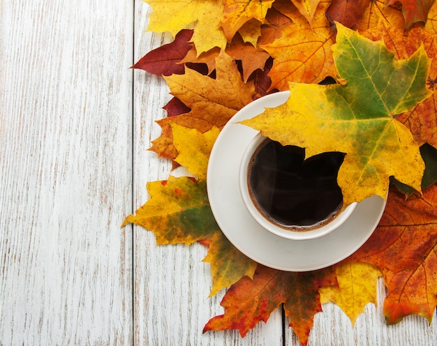 Taza de café y hojas de otoño