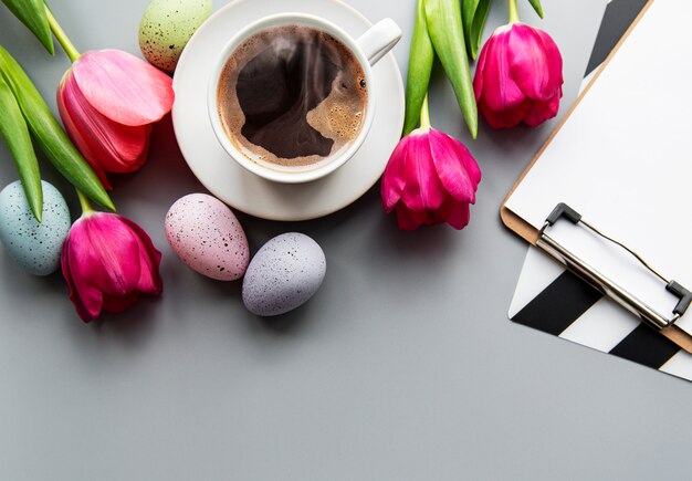 Taza de café y huevos de pascua