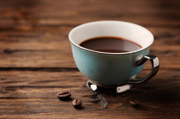 Taza de café italiano stong en la mesa vintage