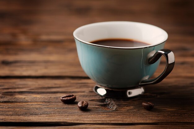 Taza de café italiano stong en la mesa vintage