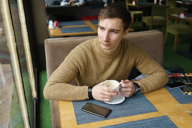 Taza de café y joven