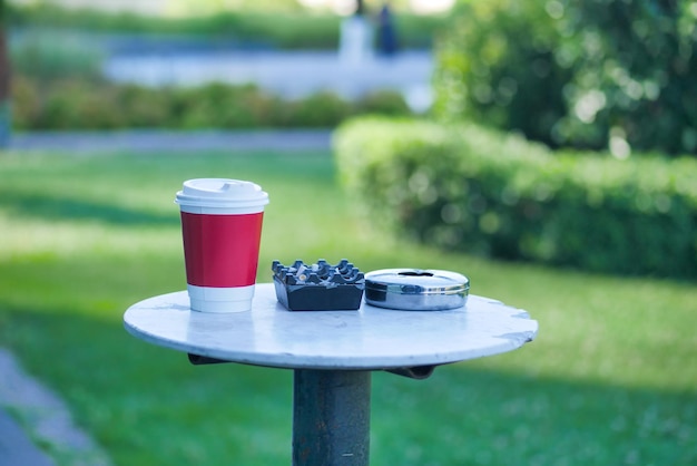 Taza de café kraft para llevar en blanco en la mesa
